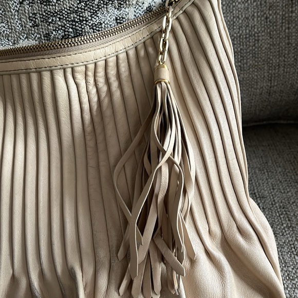 Cole Haan Amalfi beige Pleated Leather Large Hobo Bag Purse Tassel Zipper Pull - Picture 4 of 16